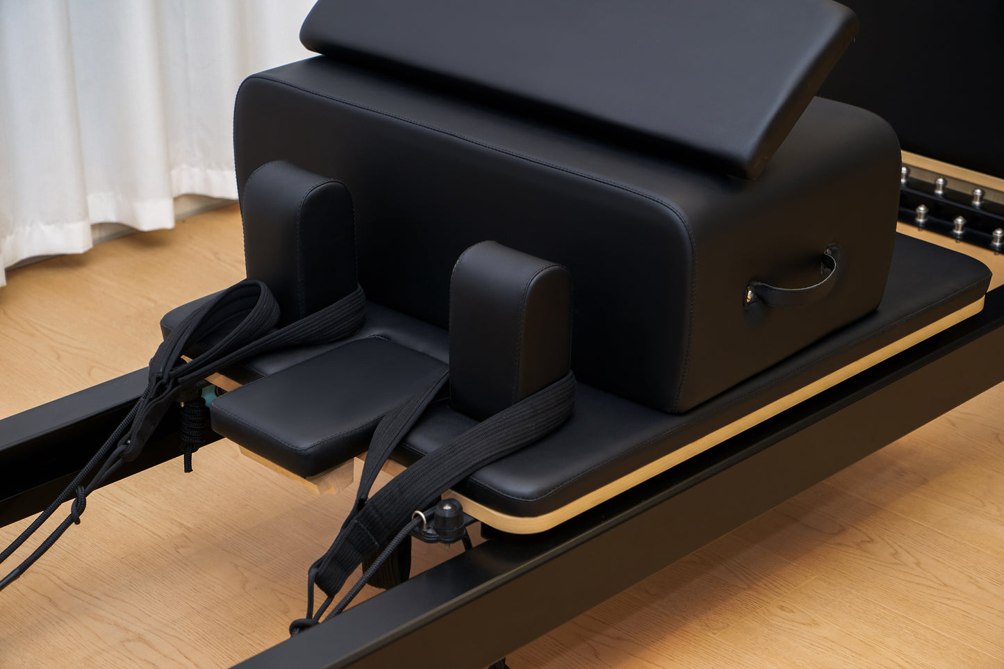 AL4 Aluminum Alloy Pilates Reformer | Black & White